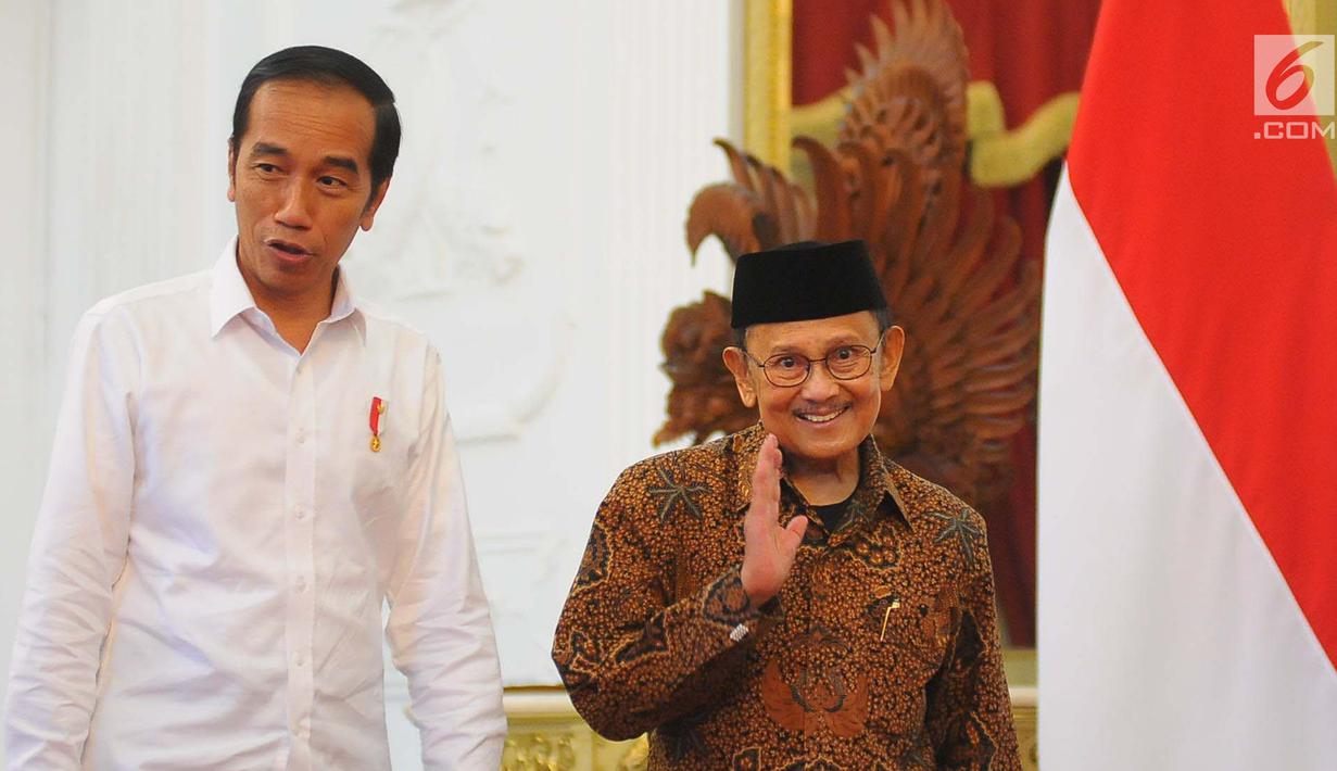 Presiden Joko Widodo atau Jokowi (kiri) saat menerima kunjungan Presiden ketiga RI BJ Habibie di Istana Merdeka, Jakarta, Jumat (24/5/2019). Dalam pertemuan tersebut Habibie mengucapkan selamat kepada Jokowi karena memenangkan Pilpres 2019. (Liputan6.com/Angga Yuniar)