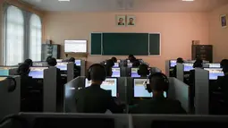 Para siswa mengikuti kelas di Sekolah Revolusioner Mangyongdae, Korea Utara, 10 April 2018. Sekolah yang dilengkapi simulator alat pertahanan, seperti tank dan pesawat tempur itu kini telah berevolusi menjadi sekolah top di Korea Utara. (ED JONES/AFP)
