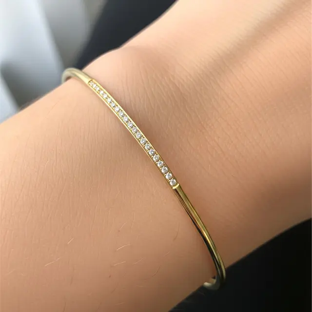 Model Gelang Emas Simpel Bangle Tipis Bernilai Tinggi (AI)