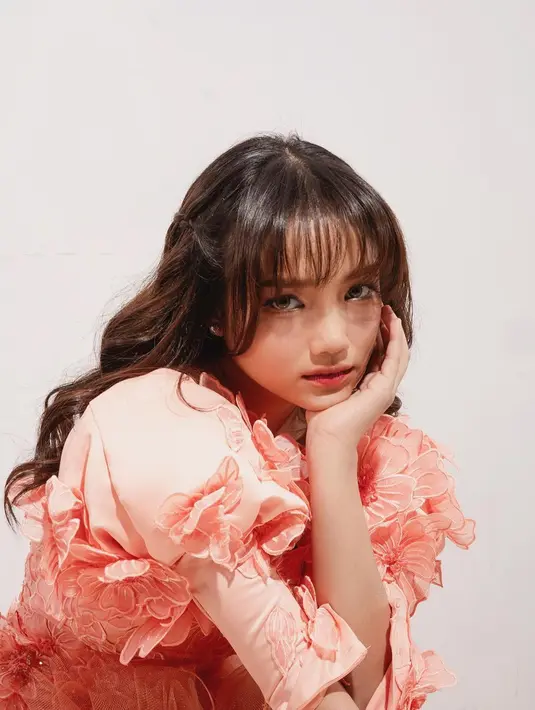 Fuji tampil cantik dengan dress lace bunga beraksen tumpuk berwarna pink. Penampilannya semakin manis dengan makeup bernuansa merah muda yang senada. [Foto: Instagram/fuji_an]