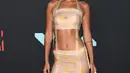 Bella Hadid menghadiri acara MTV Video Music Awards 2019 di Prudential Center, Newark, New Jersey, Senin (26/8/2019). Bella lebih memilih mengenakan gaun two-pieces bermotif dengan sentuhan warna nude dengan sejumlah aksesori emas. (Charles Sykes/Invision/AP)