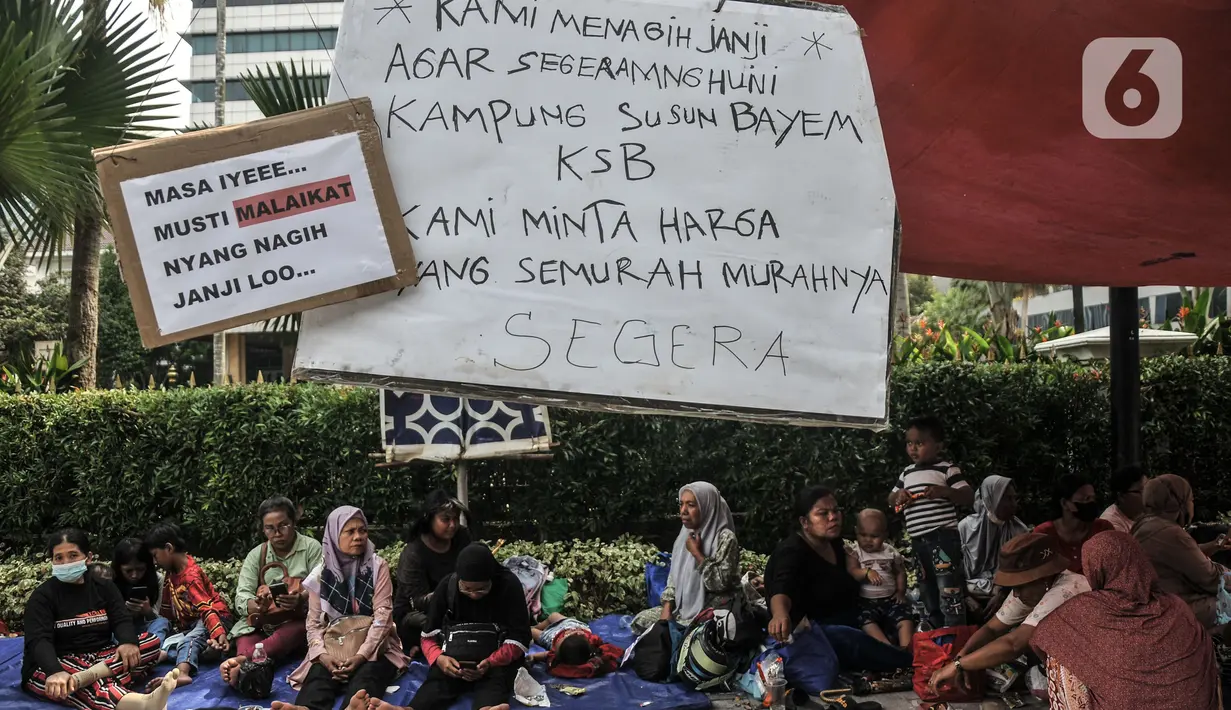 Warga korban gusuran Kampung Bayam mendirikan tenda darurat saat menggelar aksi di depan Balai Kota, Jakarta, Senin (5/12/2022). Nasib warga Kampung Bayam di kawasan Jakarta International Stadium (JIS), Jakarta Utara, kian merana. Meski sudah diresmikan Gubernur DKI Jakarta Anies Baswedan pada 12 Oktober 2022,  sampai saat ini mereka belum bisa menghuni gedung empat lantai tersebut. (merdeka.com/Iqbal S. Nugroho)