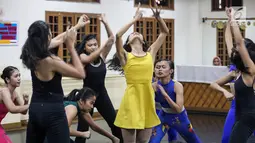 Pebalet sedang latihan jelang pementasan Namarina Youth Dance (NYD) di Studio Namarina, Jakarta, Kamis (25/7/2019). Pementasan NYD bertajuk SoulSphere of Jakarta akan digelar pada tanggal 3 dan 4 Agustus 2019. (Liputan6.com/Fery Pradolo)