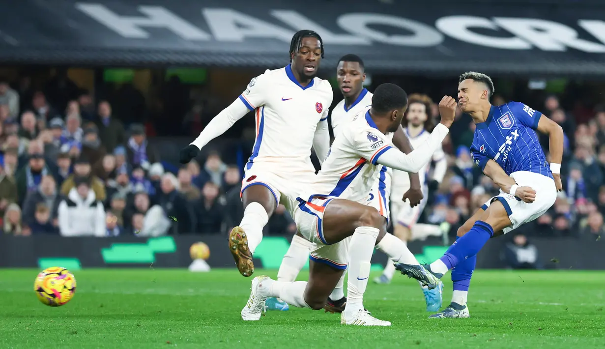 Sejak promosi ke tim senior pada musim panas 2023, Omari Hutchinson hanya mencatatkan dua penampilan bersama Chelsea. Hal itu lantaran ia langsung dipinjamkan kepada Ipswich Town selama semusim pada 2023/2024. (AP Photo/Richard Pelham)