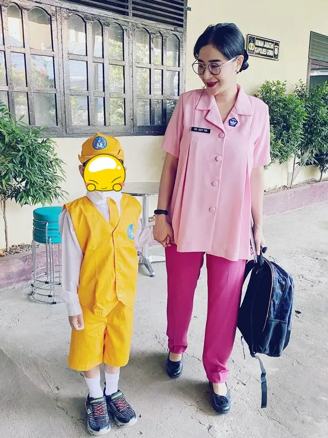 Hamil di Usia 39, Ini 6 Potret Uut Permatasari Pamer Baby Bump