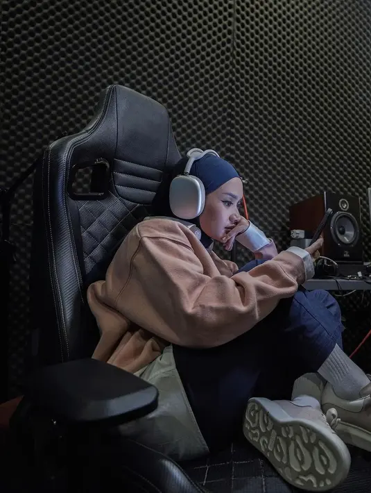 "Kalian mungkin tahu banyak banget di media-media, kalau aku punya penyakit yang namanya autoimun. Dan penyebab utama autoimun itu adalah kesalahan aku pribadi, kesalahannya adalah lifestyle pribadi aku," katanya.  [Instagram/cita_rahayu]