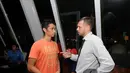 Gavin Kwan Adsit (kiri) berbincang dengan Scott Cooper usai jumpa pers perkenalan pelatih baru klub Mitra Kukar di Jakarta, (11/12/2014). (Liputan6.com/Helmi Fithriansyah)