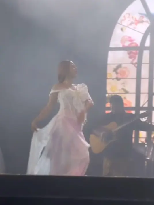 Nadine Amizah juga satu acara dengab Raisa di Prambanan. Nadine pun mengenakan korset lace putih dipadukan bawahan kain pink. [@cintyadanastri]