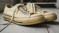 Sepatu Putih Menguning? 5 Trik Ini Bikin Cerah Lagi Tanpa Disikat Keras