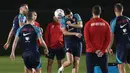 Pemain melakukan pemanasan saat sesi latihan tim nasional (timnas) Kroasia  di Doha, Kamis (7/12/2022). Kroasia hanya kebobolan dua gol dalam empat pertandingan mereka sejauh ini di Qatar.  (AP Photo/Eugene Hoshiko)