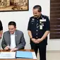 Kapolda Riau bersama Polis Kontijen Malaka tandatangani kerjasama pencegahan kejahatan internasional di Selat Malaka. (Liputan6.com/M Syukur)