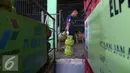 Pekerja tengah memindahkan tabung gas LPG 3 kg, Jakarta, Kamis (30/6). Kementerian ESDM memastikan tidak akan menaikan harga gas LPG 3 kg. (Liputan6.com/Angga Yuniar)