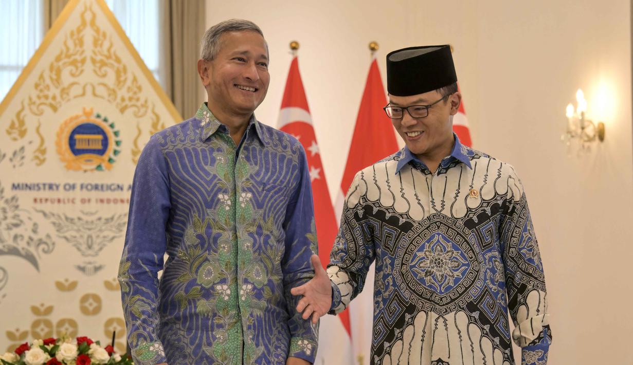 Dalam pertemuan itu, kedua negara membahas isu strategis mulai dari situasi global, kerja sama ekonomi dan investasi, hingga penguatan ketahanan kawasan di tengah ketidakpastian geopolitik. Tampak dalam foto, Menteri Luar Negeri Indonesia Sugiono (kanan) menyambut Menteri Luar Negeri Singapura Vivian Balakrishnan saat pertemuan mereka di Gedung Kementerian Luar Negeri, Jakarta pada Selasa 12 Mei 2026. (BAY ISMOYO/AFP)