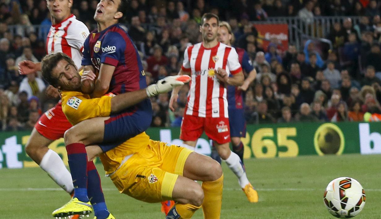 Penjaga gawang Almeria, Julian bertabrakan dengan Pedro Rodriguez di Stadion Camp Nou, Kamis (9/4/2015) dini hari WIB. (REUTERS/Albert Gea)
