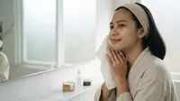 5 Tips Double Cleansing untuk Makeup Waterproof agar Kulit Bersih Maksimal