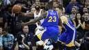 Pemain Cavaliers, Kyrie Irving #2 melepaskan umpan saat dijaga ketat  Draymond Green #23 dan  Stephen Curry #30 pada game ke-6 Final NBA di Quicken Loans Arena, Jumat (17/6/2016) WIB. (Mandatory Credit: Bob Donnan-USA TODAY Sports)
