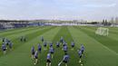 Suasana cerah Valdebebas stadium membuat para pemain Real Madrid menikmati sesi latihan bersama sebelum melawan Napoli pada laga 16 besar Liga Champions, (14/2/2017). (AP/Daniel Ochoa de Olza)