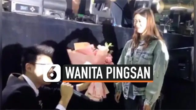 VIDEO: Wanita Ini Pingsan Saat Dilamar Kekasih di Tengah Konser