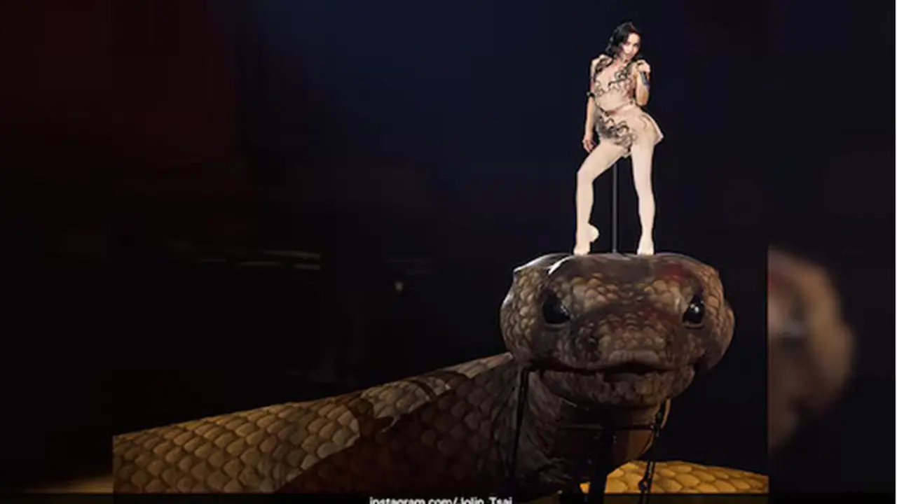 Viral Penyanyi Jolin Tsai Tunggangi Ular Raksasa 30 Meter di Konser 'Pleasure'