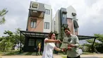 Penjual menawarkan hunian di kawasan Synthesis Huis, Cijantung, Jakarta (26/05/2022). Tahun 2022 menjadi momentum kebangkitan kembali industri properti, kondisi tersebut terlihat dari tren penjualan rumah tapak yang cukup tinggi dengan gaya urban outdoor sejak awal tahun 2022. (Liputan6.com/Fery Pradolo)