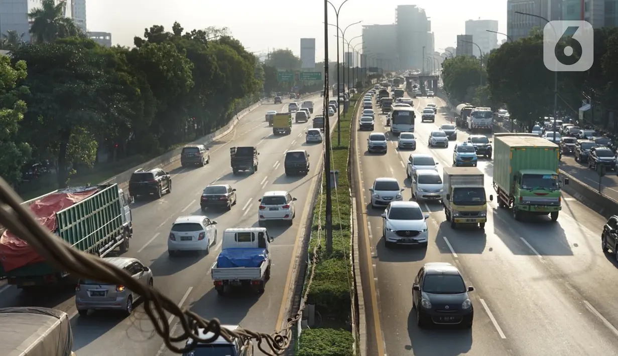 Kendaraan melintasi jalan tol di Jakarta, Kamis (27/8/2020). Gubernur DKI Jakarta Anies Baswedan mengusulkan agar Tol Dalam Kota dapat dilintasi oleh pengendara sepeda jenis road bike karena banyak masyarakat yang berolahraga dan menjadikan sepeda sebagai gaya hidup. (Liputan6.com/Immanuel Antonius)