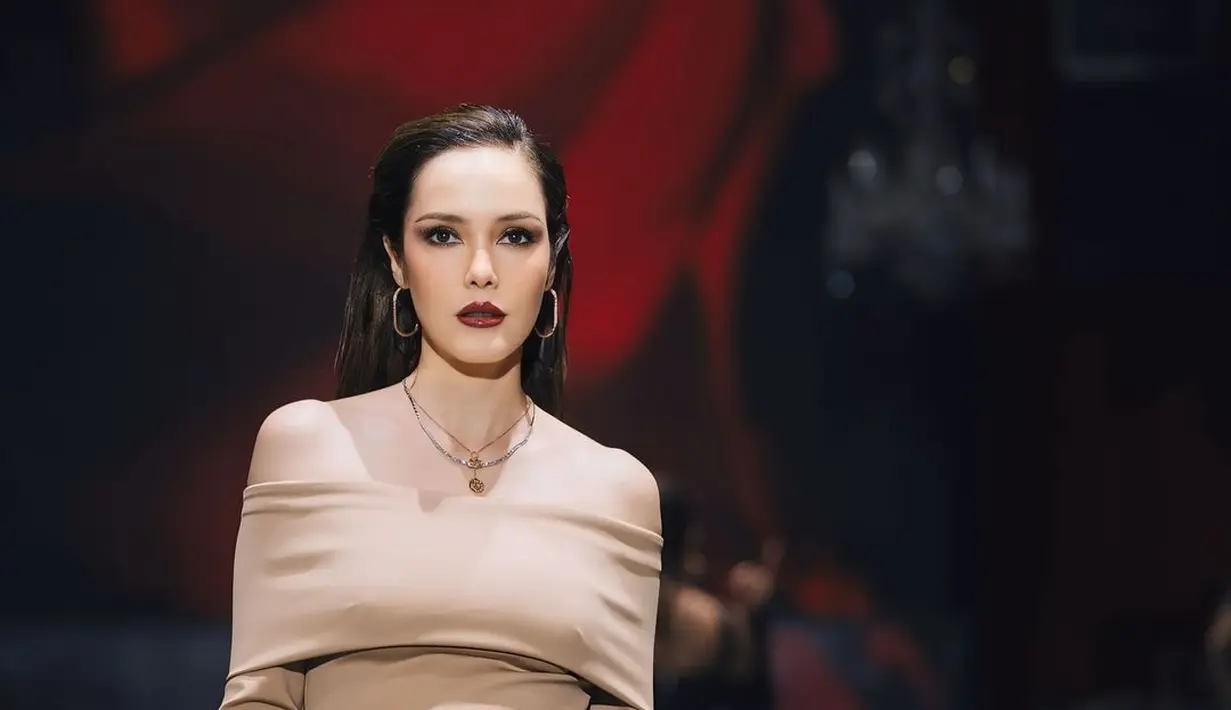 Meski kenakan outfit simple, Cathy Sharon tampil memikat dengan sleek hair dan makeup glam bold [@cathysharon]