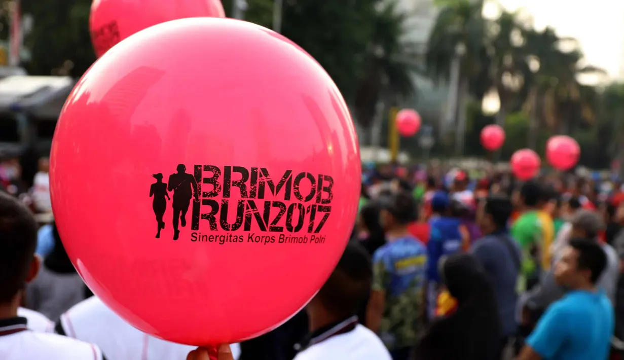 Sebuah balon bertuliskan Brimob run 2017 terlihat di Bundaran HI, Jakarta, Minggu (5/11). Brimob akan menggelar lomba lari dalam rangka memperingati HUT-nya ke-72, 3 Desember 2017 mendatang. (Liputan6.com/Angga Yuniar)