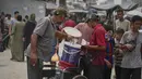 Kelangkaan air bersih di Gaza disebabkan hancurnya sistem air dan sanitasi sejak Israel memulai aksi militer terhadap Hamas pada Oktober 2023 silam. (AP Photo/Jehad Alshrafi)