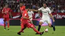 Bek Real Madrid, Nacho, berusaha menghadang pemain Sevilla, Franco Vazquez, pada laga La Liga di Stadion Ramon Sanchez Pizjuan, Rabu (26/9/2018). Sevilla menang 3-0 atas Real Madrid. (AP/Miguel Morenatti)