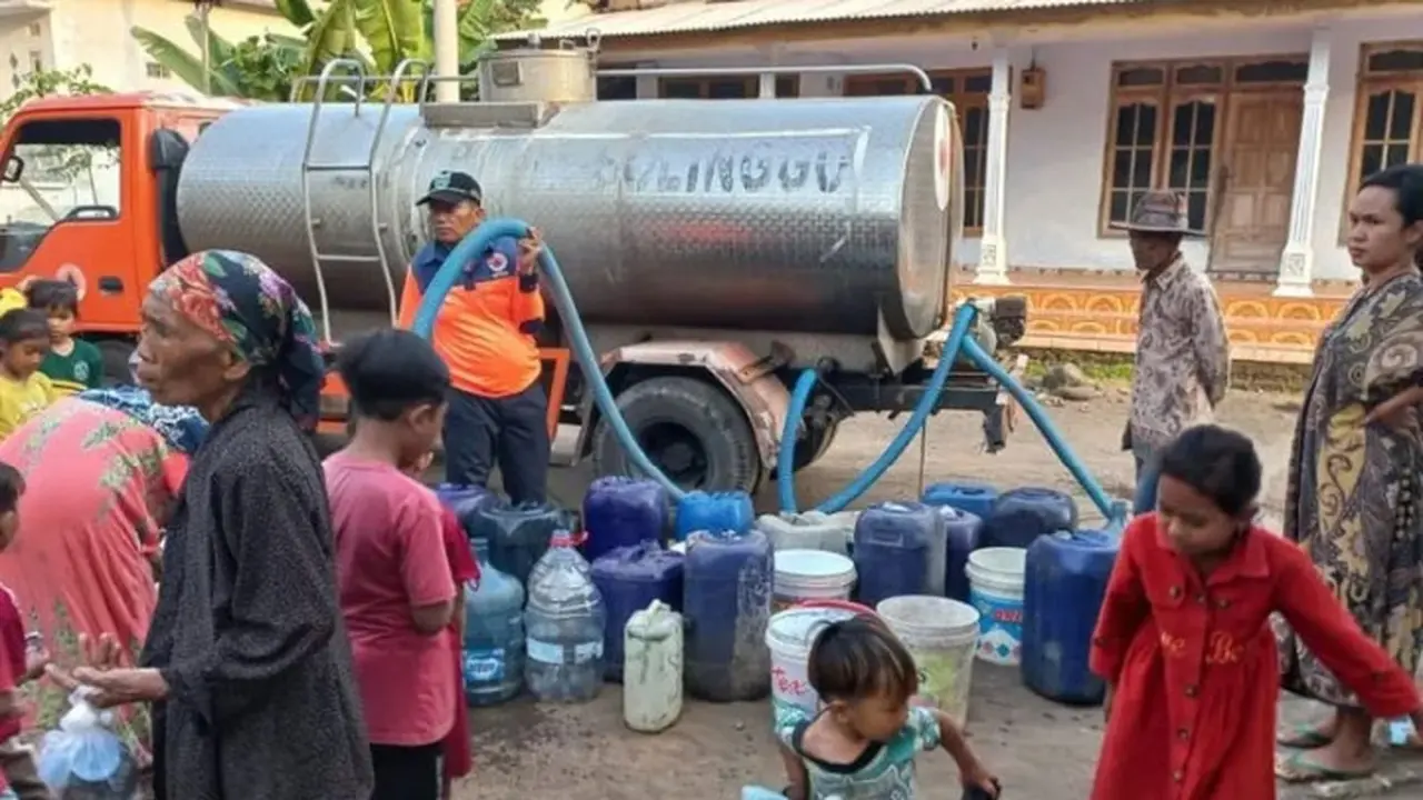 Proses droping air bersih di daerah terdampak kekeringan di Kabupaten Probolinggo (Istimewa)