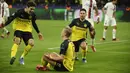 Penyerang Borussia Dortmund, Erling Braut Haaland (tengah) berselebrasi usai mencetak gol ke gawang PSG pada pertandingan leg pertama babak 16 Liga Champions di Dortmund, Jerman (18/2/2020). Erling Haaland mencetak dua gol dan mengantar Dortmund menang 1-0 atas PSG. (AFP/Ina Fassbender)