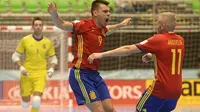 Dua pemain futsal Spanyol, Lozano (4) dan Miguelin (11), merayakan gol ke gawang Kazakhstan pada babak 16 besar Piala Dunia Futsal 2016 di Medellin, Rabu (21/9/2016). (AFP/Raul Arboleda)