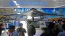 Prototipe pesawat tempur siluman tak berawak generasi baru, CH-7 ditampilkan dalam Pameran Penerbangan dan Antariksa Internasional ke-12 China atau Airshow China 2018 di Kota Zhuhai, Provinsi Guangdong, Selasa (6/11). (AP Photo/Kin Cheung)