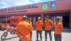 Tim Basarnas saat melakukan persiapan pencarian seorang lansia yang hilang misterius di Hutan Balutan Banyuwangi. (Liputan6.com/ Hermawan)