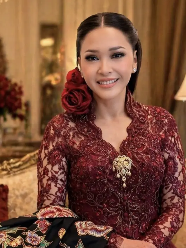 Potret Detail Kebaya Merah Maia Estianty Saat Hari Kartini