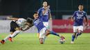 Pemain Persib Bandung, Zalnando (tengah) berebut bola dengan pemain Persipura Jayapura, Da Conceicao Hedipo Gustavo (kiri) dalam laga pekan ke-10 BRI Liga 1 2021/2022 di Stadion Manahan, Solo, Sabtu (30/10/2021). (Bola.com/Bagaskara Lazuardi)