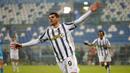 Striker Juventus, Alvaro Morata, melakukan selebrasi mencetak gol ke gawang Napoli pada laga final Piala Super Italia di Stadion Mapei, Rabu (20/1/2021). Juventus menang dengan skor 2-0. (Massimo Paolone/LaPresse via AP)