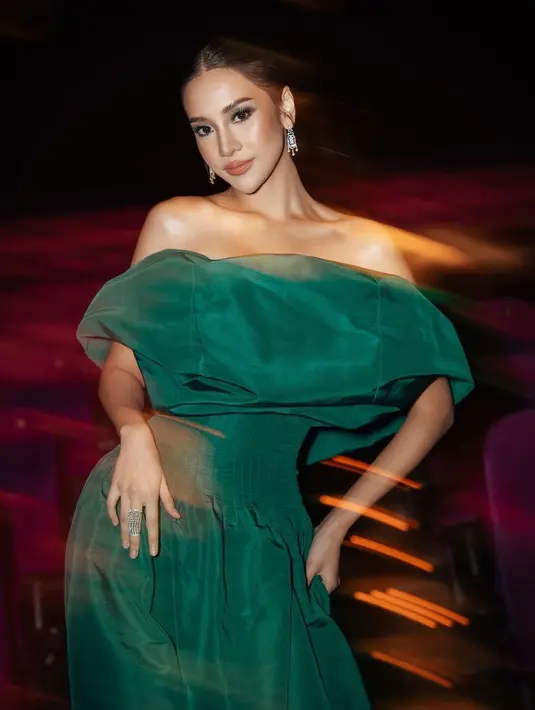 Anya pun melengkapi penampilan dengan anting-anting silver yang serasi dengan cincinnya. Ia pun membiarkan pundak tampak polos tanpa aksesori yang membuat gaunnya on point.  [@anyageraldine]