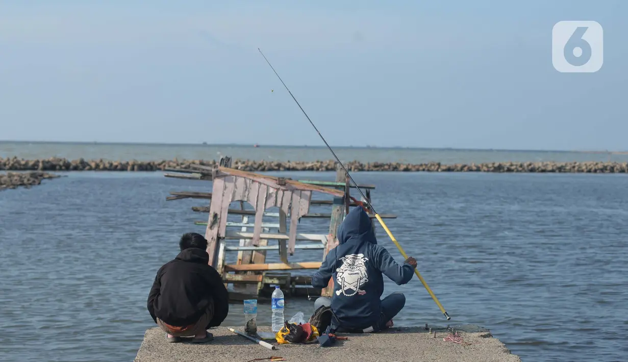 Warga mancing di tepi pantai pelabuhan kali Adem Muara Angke, Jakarta, Sabtu (18/4/2021). Bulan Ramadhan pada kesempatan ini walau di tengah masa pandemi Covid-19 warga yang memancing ikan sambil menunggu waktu berbuka puasa. (merdeka.com/Imam Buhori)