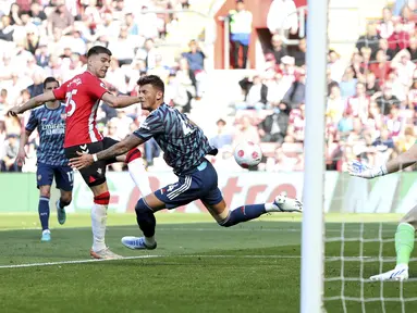 Pemain Southampton Jan Bednarek (kiri) mencetak gol ke gawang Arsenal pada pertandingan sepak bola Liga Inggris di St Mary's, Southampton, Inggris, 16 April 2022. Southampton menang 1-0. (Kieran Cleeves/PA via AP)