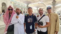 Sedang Jalani Umrah Bareng Bandnya, Sandy Pas Band Pastikan dalam Kondisi Aman dari Badai yang Melanda Mekah. (instagram.com/sandypasband_)