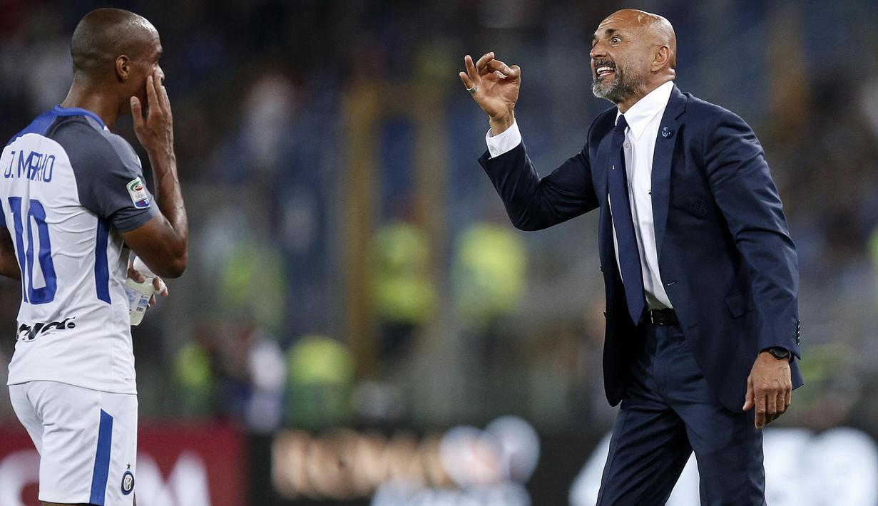 Cara pelatih Inter Milan, Luciano Spalletti memberikan petunjuk kepada Joao Mario saat melawan AS ROma pada lanjutan Serie A di Olympic Stadium, Roma (26/8/2017). Inter menang 3-1.(Riccardo Antimiani/ANSA via AP)
