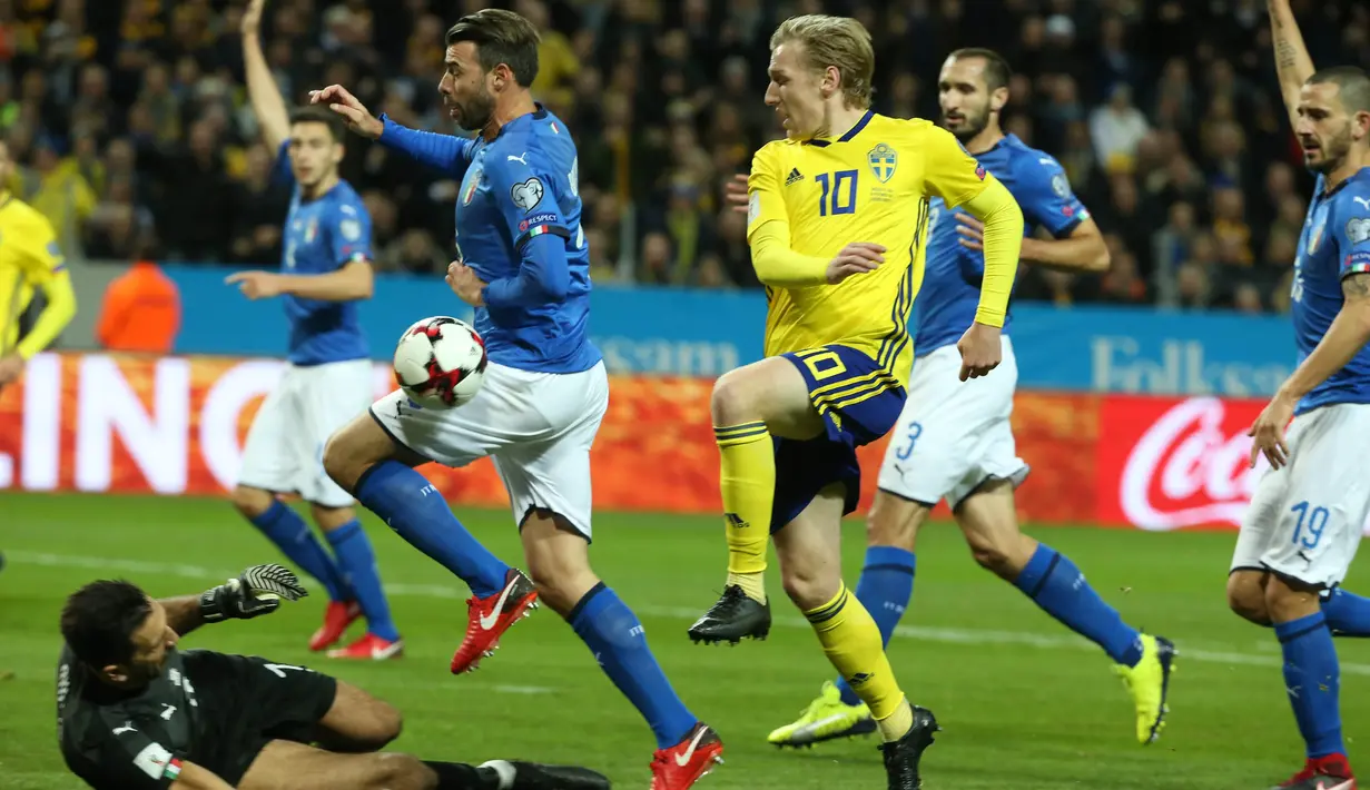 Gelandang Swedia, Emil Forsberg, berusaha membobol gawang Italia yang dijaga Gianluigi Buffon pada laga Kualifikasi Piala Dunia 2018 di Stadion Friends Arena, Solna, Jumat (10/11/2017). Swedia menang 1-0 atas Italia. (AFP/Soren Anderson)