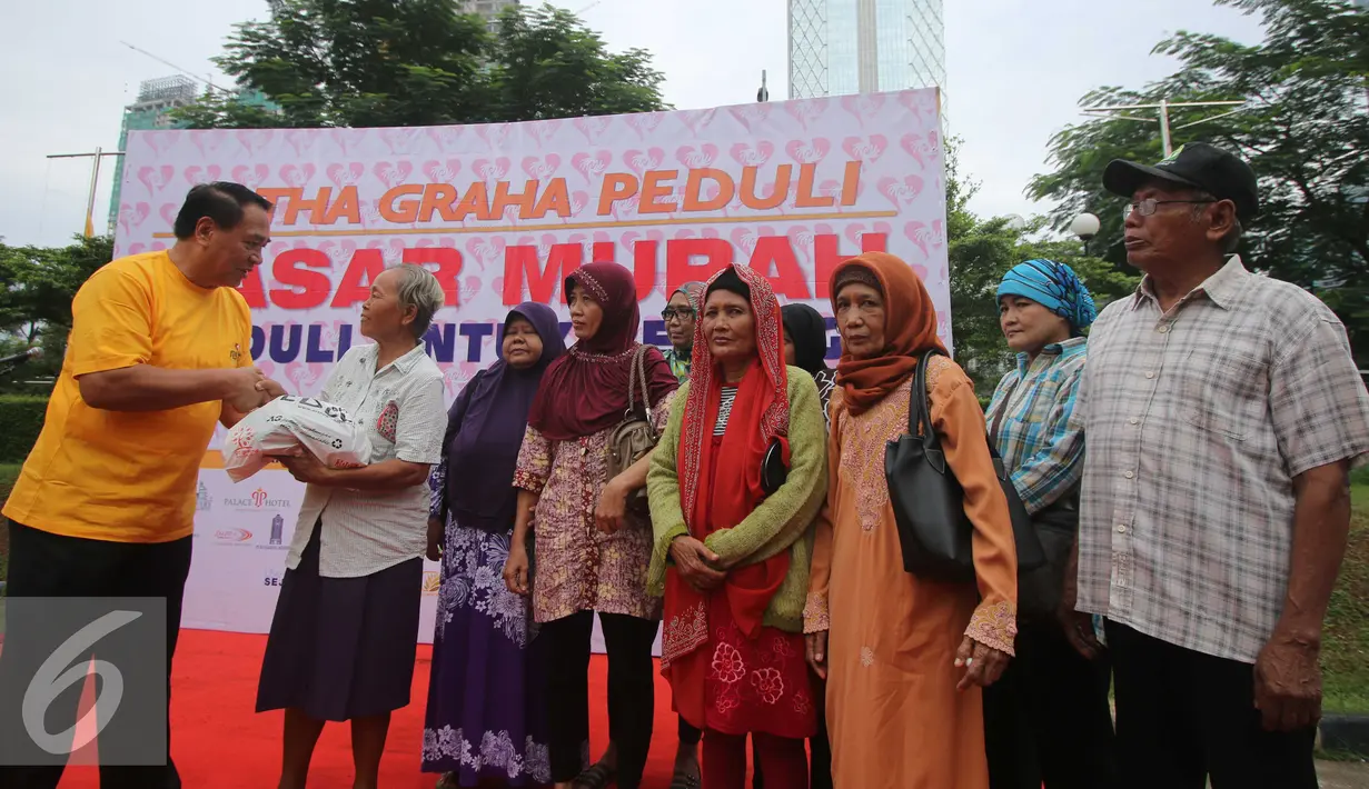 Perwakilan dari Artha Graha Peduli Ronny Bratawidjaya memberikan paket sembako murah kepada warga pada Pasar Murah Ramadan 2016 di Kawasan SCBD, Jakarta, Selasa (31/5). (Liputan6.com/Gempur M Surya)