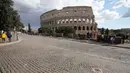 Sejumlah orang berada di kawasan Colosseum di Roma, Sabtu (7/3/2020). Kekhwatiran terhadap virus corona (COVID-19) membuat tempat-tempat pariwisata di Italia sepi pengunjung, seperti di kawasan Colosseum yang merupakan salah satu dari keajaiban dunia. (AP Photo/Andrew Medichini)
