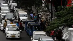 Beberapa kendaraan nekat parkir meski telah dilarang dan akan diberi sanksi oleh Pemda DKI, Jakarta (8/9/2014) (Liputan6.com/Johan Tallo)