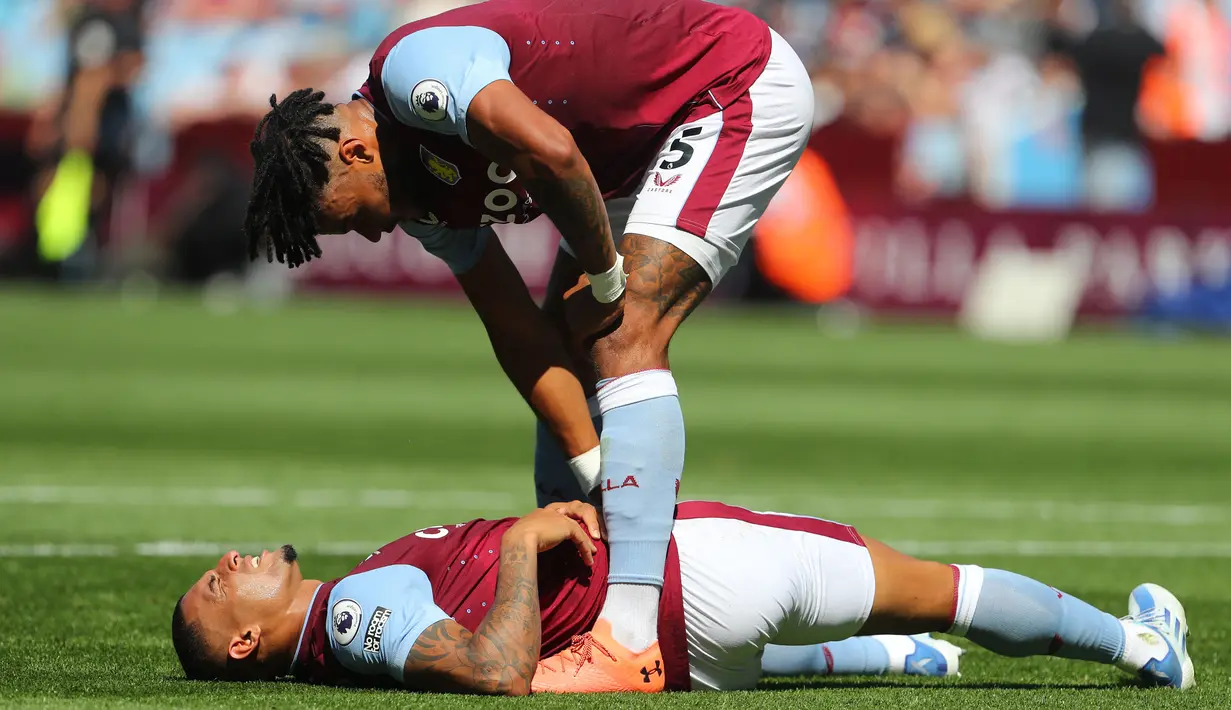 Nasib kurang baik menghampiri pemain anyar Aston Villa, Diego Carlos (bawah) setelah hijrah ke Premier League. Dia mengalami pecah tendon Achilles saat menghadapi Everton di pekan kedua. Carlos harus menjalani operasi untuk memulihkan cederanya. Dia diperkirakan akan absen selama minimal enam bulan. (AFP/Geoff Caddick)