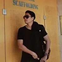 Mischa Chandrawinta makin terlihat berkharisma saat pakai kacamata hitam sebagai aksesoris pelengkap gaya sehari-harinya yang casual. (Liputan6.com/IG/@mischach)