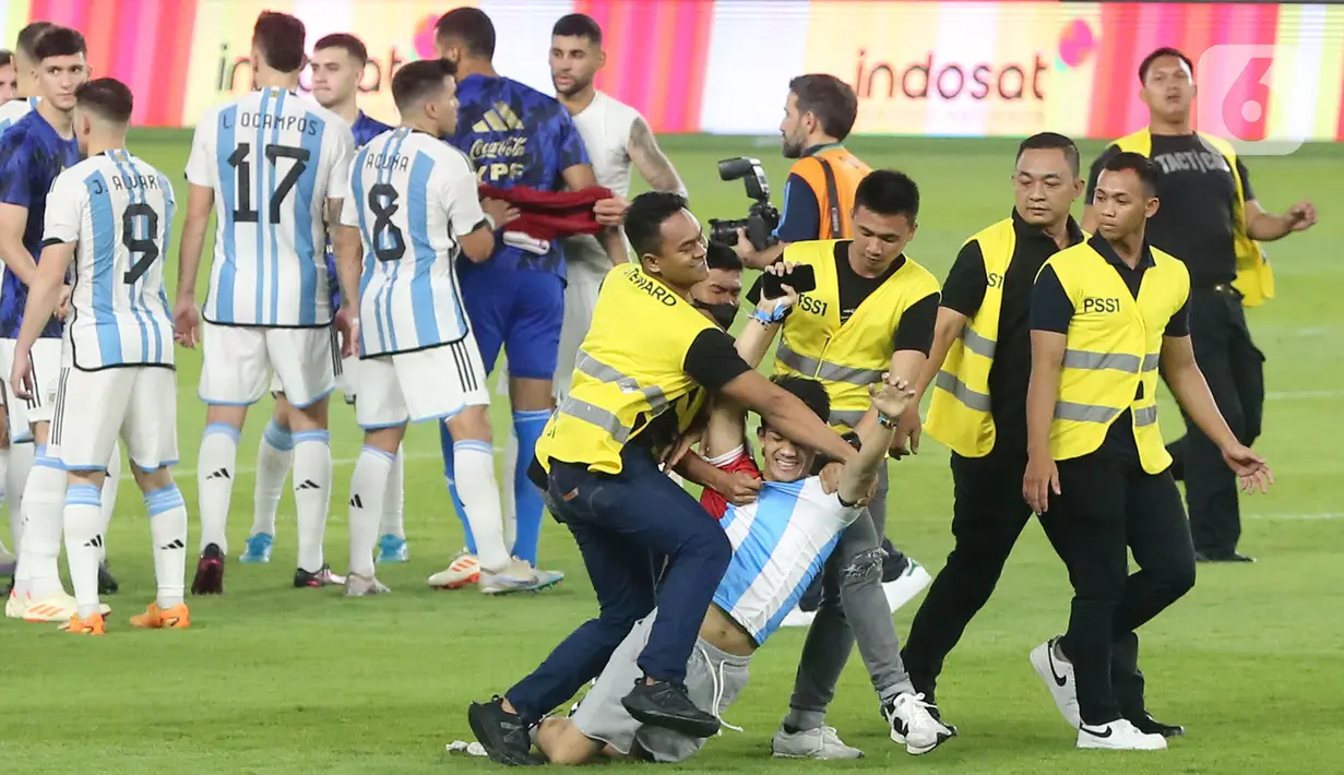 Namun antusiasme penonton tetap tinggi untuk menyaksikan bintang-bintang Argentina lainnya yang jarang mereka tonton secara langsung di lapangan seperti Emiliano Martinez, Leandro Predes, dan Alejandro Garnacho. (Bola.com/Muhammad Iqbal Ichsan)