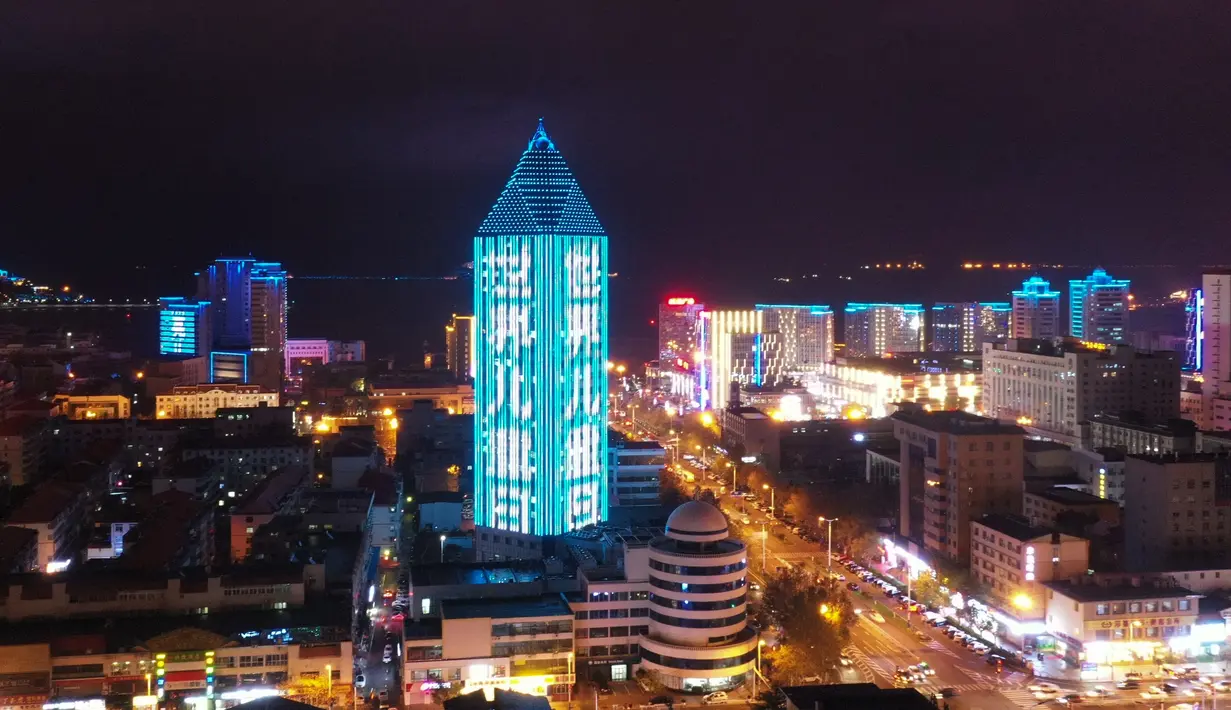 Sebuah gedung berbalut cahaya biru saat Hari Anak Sedunia di Weihai, Provinsi Shandong, China timur (20/11/2020). Hari Anak Sedunia dirayakan 20 November untuk mendorong kebersamaan internasional, kesadaran anak-anak di seluruh dunia, serta peningkatan kesejahteraan anak. (Xinhua/Zhu Chunxiao)